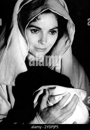 DOROTHY McGUIRE as The Virgin Mary in THE GREATEST STORY EVER TOLD 1965 director GEORGE STEVENS book Fulton Oursler screenplay James Lee Barrett and George Stevens music Alfred Newman costume design Marjorie Best and Vittorio Nino Novarese George Stevens Productions / United Artists Stock Photo