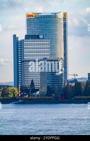 Skyline Bonn am Rhein, vorne das UNFCCC Sekretariat der Klimarahmenkonvention, Mitte das Hochhaus der Vereinte Nationen, Campus Bonn, dahinter der Posttower, Konzernzentrale der Deutschen Post, NRW, Deutschland, Skyline Bonn *** Skyline Bonn on the Rhine, in front the UNFCCC Secretariat of the Framework Convention on Climate Change, in the middle the high-rise building of the United Nations, Campus Bonn, behind it the Posttower, corporate headquarters of Deutsche Post, NRW, Germany, Skyline Bonn Stock Photo