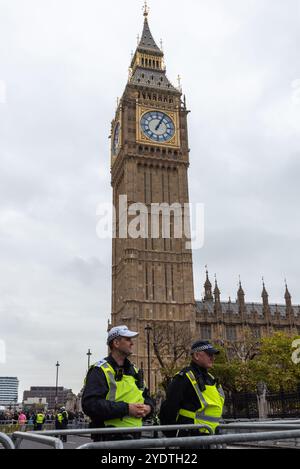 Supporters of Stephen Yaxley-Lennon (AKA Tommy Robinson) are taking part in a protest march to Whitehall, UK. Police officers protecting Parliament Stock Photo