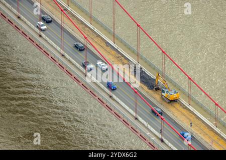 Luftbild, Bauarbeiten an der Rheinbrücke Emmerich am Rhein, Bundesstraße B220, längste Hängebrücke Deutschlands, Fluss Rhein, Hurendeich, Kleve, Niederrhein, Nordrhein-Westfalen, Deutschland ACHTUNGxMINDESTHONORARx60xEURO *** Aerial view, construction work on the Rhine bridge Emmerich am Rhein, federal highway B220, longest suspension bridge in Germany, river Rhine, Hurendeich, Kleve, Lower Rhine, North Rhine-Westphalia, Germany ATTENTIONxMINDESTHONORARx60xEURO Stock Photo