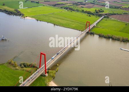 Luftbild, Bauarbeiten an der Rheinbrücke Emmerich am Rhein, Bundesstraße B220, längste Hängebrücke Deutschlands, Fluss Rhein, Hurendeich, Kleve, Niederrhein, Nordrhein-Westfalen, Deutschland ACHTUNGxMINDESTHONORARx60xEURO *** Aerial view, construction work on the Rhine bridge Emmerich am Rhein, federal highway B220, longest suspension bridge in Germany, river Rhine, Hurendeich, Kleve, Lower Rhine, North Rhine-Westphalia, Germany ATTENTIONxMINDESTHONORARx60xEURO Stock Photo