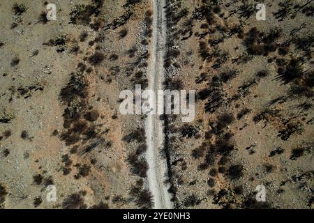 Aerial view of competitors running through the desert as part of the Great Desert Race on October 19, 2024 in Puerto Peñasco, Sonora, Mexico. (Photo by Luis Gutierrez/Norte Photo)  Vista aérea de competidores corriendo por el desierto como parte de la Gran Carrera del Desierto el 19 de octubre de 2024 en Puerto Peñasco, Sonora, México. (Foto de Luis Gutiérrez/Norte Photo) Stock Photo