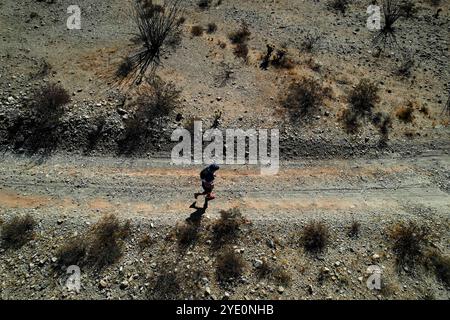 Aerial view of competitors running through the desert as part of the Great Desert Race on October 19, 2024 in Puerto Peñasco, Sonora, Mexico. (Photo by Luis Gutierrez/Norte Photo)  Vista aérea de competidores corriendo por el desierto como parte de la Gran Carrera del Desierto el 19 de octubre de 2024 en Puerto Peñasco, Sonora, México. (Foto de Luis Gutiérrez/Norte Photo) Stock Photo