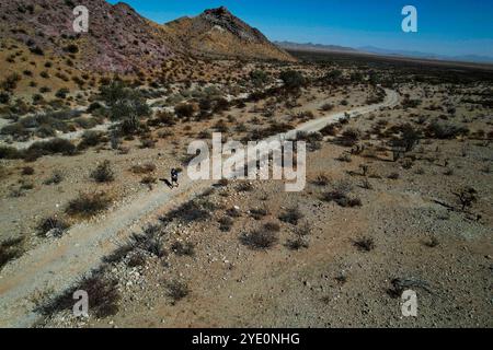 Aerial view of competitors running through the desert as part of the Great Desert Race on October 19, 2024 in Puerto Peñasco, Sonora, Mexico. (Photo by Luis Gutierrez/Norte Photo)  Vista aérea de competidores corriendo por el desierto como parte de la Gran Carrera del Desierto el 19 de octubre de 2024 en Puerto Peñasco, Sonora, México. (Foto de Luis Gutiérrez/Norte Photo) Stock Photo