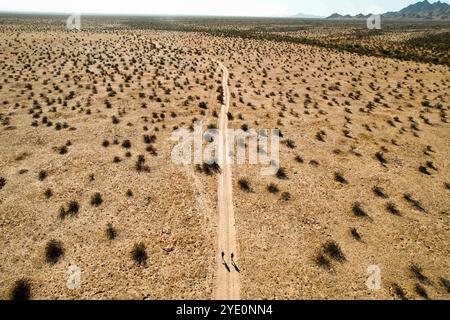 Chloe Brennan, Aerial view of competitors running through the desert as part of the Great Desert Race on October 19, 2024 in Puerto Peñasco, Sonora, Mexico. (Photo by Luis Gutierrez/Norte Photo)  Chloe Brennan, Vista aérea de competidores corriendo por el desierto como parte de la Gran Carrera del Desierto el 19 de octubre de 2024 en Puerto Peñasco, Sonora, México. (Foto de Luis Gutiérrez/Norte Photo) Stock Photo