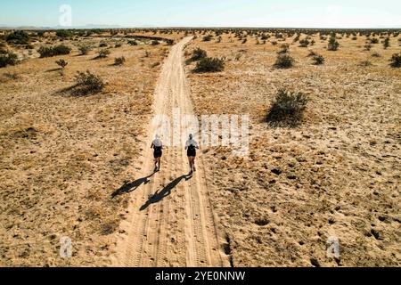 Chloe Brennan, Aerial view of competitors running through the desert as part of the Great Desert Race on October 19, 2024 in Puerto Peñasco, Sonora, Mexico. (Photo by Luis Gutierrez/Norte Photo)  Chloe Brennan, Vista aérea de competidores corriendo por el desierto como parte de la Gran Carrera del Desierto el 19 de octubre de 2024 en Puerto Peñasco, Sonora, México. (Foto de Luis Gutiérrez/Norte Photo) Stock Photo