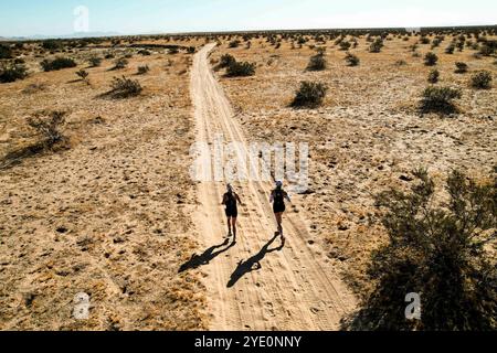 Chloe Brennan, Aerial view of competitors running through the desert as part of the Great Desert Race on October 19, 2024 in Puerto Peñasco, Sonora, Mexico. (Photo by Luis Gutierrez/Norte Photo)  Chloe Brennan, Vista aérea de competidores corriendo por el desierto como parte de la Gran Carrera del Desierto el 19 de octubre de 2024 en Puerto Peñasco, Sonora, México. (Foto de Luis Gutiérrez/Norte Photo) Stock Photo