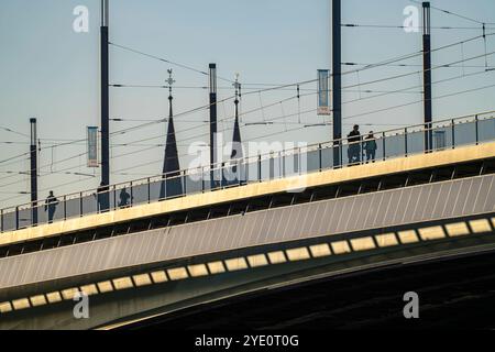 Die Kennedybrücke über den Rhein bei Bonn, längste Brücke mit einer Solaranlage in Deutschland, über 390 Solarmodule sind an der Südseite der Straßenbrücke montiert, Leistung 90 kW, wird ins öffentliche Netz gespeist, NRW, Deutschland, Solaranlage Kennedybrücke *** The Kennedy Bridge over the Rhine near Bonn, the longest bridge with a solar installation in Germany, over 390 solar modules are mounted on the south side of the road bridge, output 90 kW, fed into the public grid, NRW, Germany, Kennedy Bridge solar installation Stock Photo