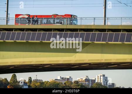 Die Kennedybrücke über den Rhein bei Bonn, längste Brücke mit einer Solaranlage in Deutschland, über 390 Solarmodule sind an der Südseite der Straßenbrücke montiert, Leistung 90 kW, wird ins öffentliche Netz gespeist, NRW, Deutschland, Solaranlage Kennedybrücke *** The Kennedy Bridge over the Rhine near Bonn, the longest bridge with a solar installation in Germany, over 390 solar modules are mounted on the south side of the road bridge, output 90 kW, fed into the public grid, NRW, Germany, Kennedy Bridge solar installation Stock Photo