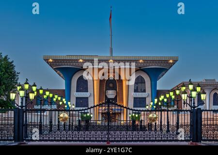 The Al Alam Royal Palace entrance in Muscat, Oman, glows beautifully under the serene blue hour sky, highlighting its grandeur and cultural significan Stock Photo