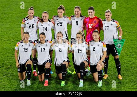 Duisburg, Germany. 28th Oct, 2024. Soccer, Women: International matches, Germany - Australia, Schauinsland-Reisen-Arena, the German women's national team lines up before the match. Credit: Christoph Reichwein/dpa/Alamy Live News Stock Photo