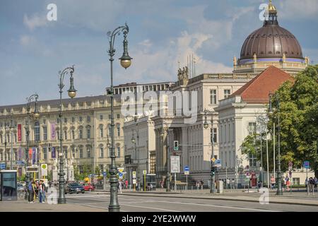 Street view Unter den Linden, Kronprinzenpalais, Humboldt-ForumMitte, Berlin, Germany Stock Photo