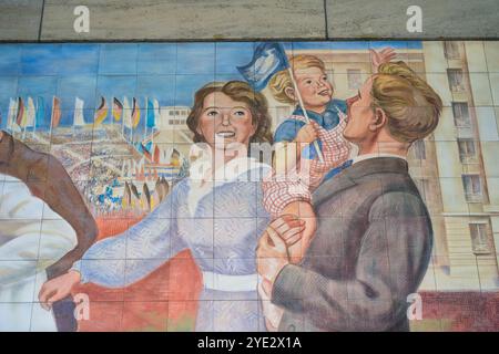 Max Lingner mural at the Detlev Rohwedder House, construction of the republic, tiles, Meissen porcelain, GDR art, Federal Ministry of Finance, Wilhelm Stock Photo