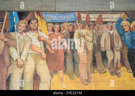 Max Lingner mural at the Detlev Rohwedder House, construction of the republic, tiles, Meissen porcelain, GDR art, Federal Ministry of Finance, Wilhelm Stock Photo