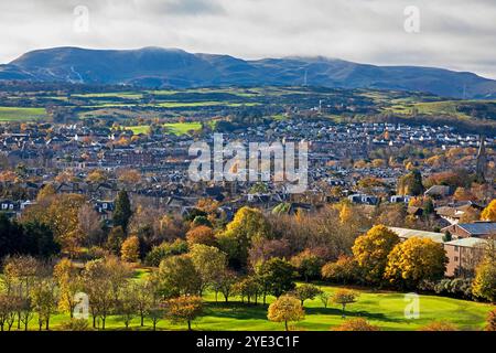 Prestonfield, Edinburgh, Scotland, UK. 29 October 2024. Sunny and a mild 13 degrees as autumn leaves glow in the October sunshine. Pictured: Autumnal colours on Prestonfield golf course viewed from Holyrood Park looking towards the Blackford Hills and the Pentland hills in background. Credit: Archwhite/alamy live news. Stock Photo