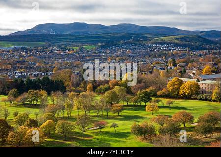 Prestonfield, Edinburgh, Scotland, UK. 29 October 2024. Sunny and a mild 13 degrees as autumn leaves glow in the October sunshine. Pictured: Autumnal colours on Prestonfield golf course viewed from Holyrood Park looking towards the Blackford Hills and the Pentland hills in background. Credit: Archwhite/alamy live news. Stock Photo