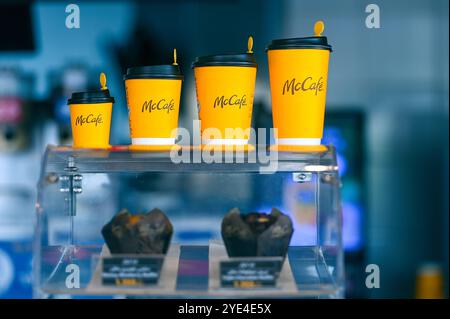 MUSCAT - SEPT 19: Showcase with row of yellow paper cups for hot beverages in McCafe in Muscat on September 19. 2024 in Oman Stock Photo