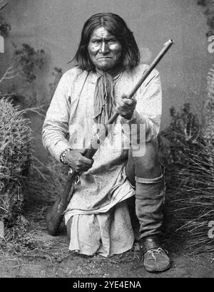 GERONIMO 182901909)   leader of the Chiricahua Apaches about the time he took part in the World's Fair in  St. Louis 1904 Stock Photo