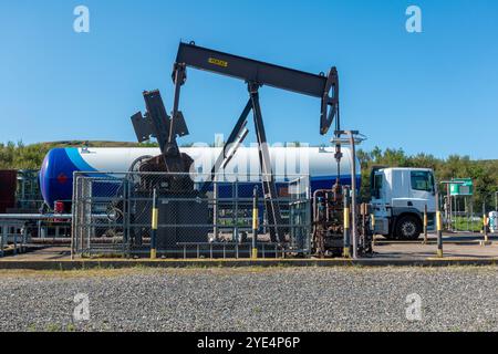 Nodding donkey and tanker collecting oil at the Kimmeridge Bay wellsite on the Isle of Purbeck, Dorset, England, UK Stock Photo