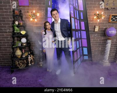 October 28, 2024, Hollywood, California, USA: Janice LeAnn Brown and David Henrie attends the World Premiere Of Disney's ''Wizards Beyond Waverly Place' (Credit Image: © Billy Bennight/ZUMA Press Wire) EDITORIAL USAGE ONLY! Not for Commercial USAGE! Stock Photo