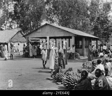 Uganda From Hoima to Fort Portal. Types in the native market, 1936 Stock Photo