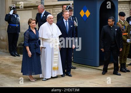 Grand Duke Henri and Grand Duchess Maria Teresa of Luxembourg welcome Pope Francis at the Grand Ducal Palace, Luxembourg. Stock Photo