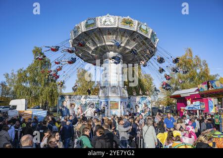 Crowd of people on fairground, amusement park, amusement ride, chain carousel, showmen, on the traditional Schaetzelemarkt in Tengen, Hegau, district Stock Photo