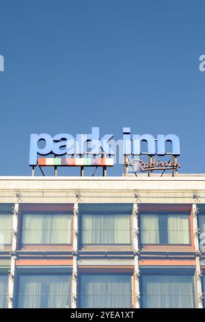 Park Inn by Radisson hotel sign on roof of hotel Stock Photo