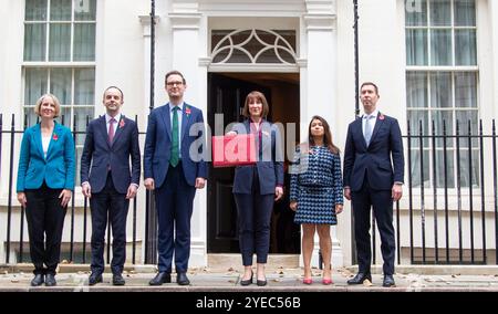 London, England, UK. 30th Oct, 2024. First ever female British Chancellor of the Exchequer RACHEL REEVES leaves 11 Downing Street with red dispatch box and her treasury team (Left to Right) EMMA REYNOLDS, JAMES MURRAY, DARREN JONES, TULIP SIDDIQ and SPENCER LIVERMORE ahead of revealing her budget in the House of Commons. (Credit Image: © Tayfun Salci/ZUMA Press Wire) EDITORIAL USAGE ONLY! Not for Commercial USAGE! Stock Photo