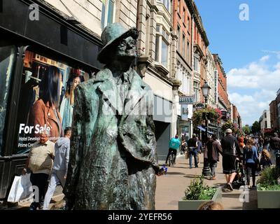 Life-size brass statue of writer James Joyce sculpted by Marjorie Fitzgibbon, located on North Earl Street near O'Connell Street in Dublin, Ireland. Stock Photo