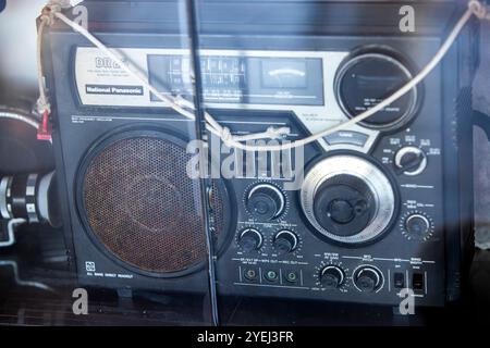 a vintage National Panasonic DR28 radio receiver, which features