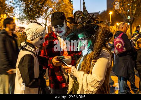 Der Zombiewalk in Essen, an Halloween zogen mehrere Hundert, teils als gruselige Zombies, Untote, verkleidet Menschen, vom Hauptbahnhof in den Ortsteil Rüttenscheid, NRW, Deutschland Zombiewalk *** The Zombiewalk in Essen, on Halloween several hundred people, some dressed as scary zombies, undead, walked from the main train station to the district of Rüttenscheid, NRW, Germany Zombiewalk Stock Photo