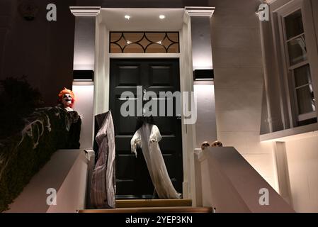 London, UK. 31st Oct, 2024. Trick-or-treat in London typically starts after sunset on October 31st and the houses taking part are wonderfully decorated. (Credit Image: © Laura Chiesa/Pacific Press via ZUMA Press Wire) EDITORIAL USAGE ONLY! Not for Commercial USAGE! Stock Photo