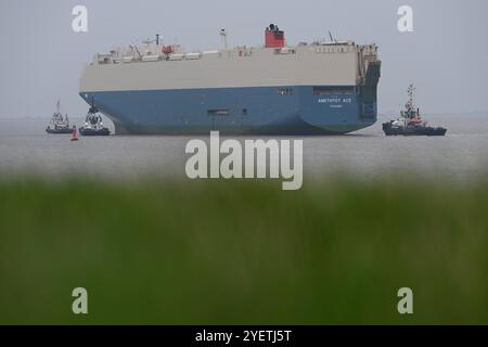 Schlepper unterwegs auf der Ems Hafen-Schlepper empfangen den Auto-Transporter Amethyst Ace auf der Außenems und begleiten das RoRo-Schiff an seinen Liegeplatz. Emden Niedersachsen Deutschland *** Tugs underway on the Ems Harbor Tugs receive the car transporter Amethyst Ace on the Outer Ems and accompany the RoRo ship to its berth in Emden Lower Saxony Germany Copyright: xdiebildwerftx Stock Photo