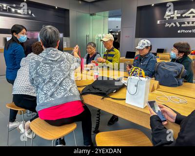 Shanghai, China, Crowd Chinese People, Seniors Shopping for Electronic Goods, Smart Phones in Apple Store, Iphones, tables Stock Photo