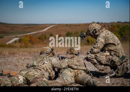 U.S. Air Force Staff Sgt. Kulea Slanger, center, Security Forces Squadron, 132nd Wing, Iowa National Guard, practices firing an M240 machine gun at Saint Vith Range under the guidance of U.S. Soldiers assigned to the 2nd Battalion, 5th Special Forces Group (Airborne), during exercise Sage Eagle 25-1 at Fort Knox, Kentucky, Oct. 20, 2024. As part of their validation requirements, U.S. Army Green Berets trained Air National Guard defenders as their partner force in mission execution in evolving contested environments. (U.S. Air National Guard photo by Tech. Sgt. Sarah M. McClanahan) (This photo Stock Photo