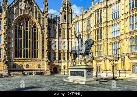 The equestrian statue of Richard I, also known as Richard the Lionheart stands in Old Palace Yard, outside the Palace of Westminster. London, England Stock Photo