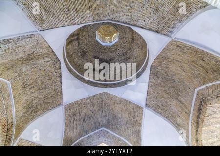 Toki Sarrofon or Toqi Sarafon is a traditional covered bazaar in the historical center of Bukhara, Uzbekistan. Inner vault Stock Photo