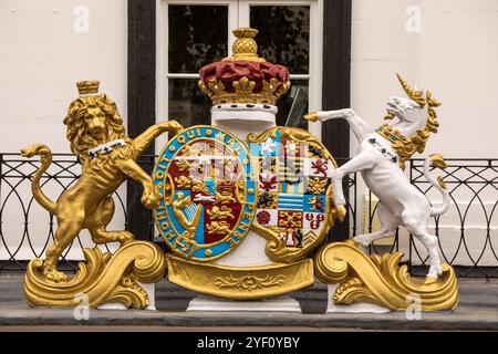 UK, Kent, Tunbridge Wells, Pantiles, royal arms over former hotel door Stock Photo