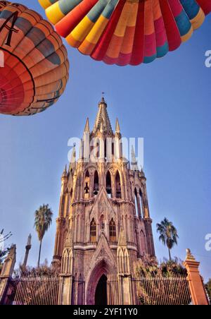 Hot-air balloons at Plaza Principal (El Jardin), Parroquia (Parish Church), San Miguel de Allende, Mexico Stock Photo