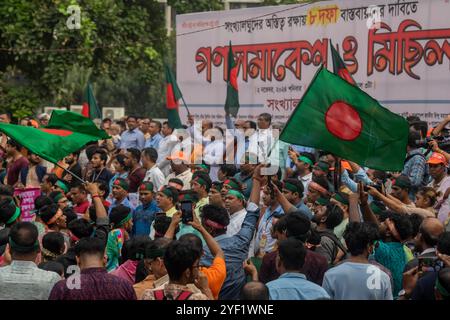 Dhaka, Bangladesh. 02nd Nov, 2024. Bangladeshi Hindu protesters chant slogans during the demonstration at The Shaheed Minar. Bangladeshi Hindu and other minorities groups participated in a protest to demand that an interim government withdraws all cases against their leaders and protect them from attacks and harassment in Dhaka, Bangladesh. Credit: SOPA Images Limited/Alamy Live News Stock Photo