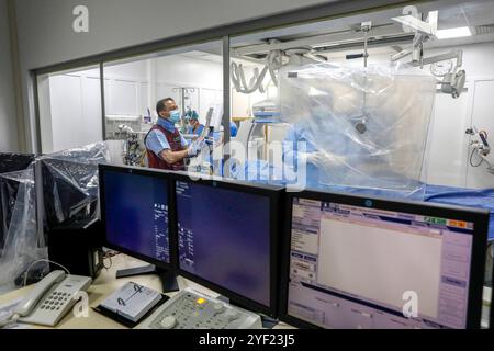 Cardiac surgery at Hotel Dieu de France hospital in Beirut, Lebanon. Cardiology cardiopathy 016757 119 Stock Photo