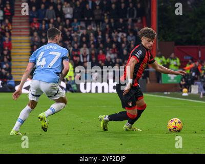 Bournemouth, UK. 02nd Nov, 2024. Bournemouth, England, Nov 2nd 2024: Bournemouth's Milos Kerkez (right) under pressure from Manchester City's Phil Foden during the Premier League football match between Bournemouth and Manchester City at the Vitality Stadium in Bournemouth, England. (David Horton/SPP) (David Horton/SPP) Credit: SPP Sport Press Photo. /Alamy Live News Stock Photo