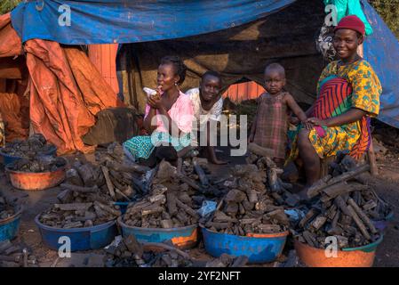 Charcoal saleswoman and her daughter at Masindi market, Western region, Uganda. Unclean smile 016830 075 Stock Photo