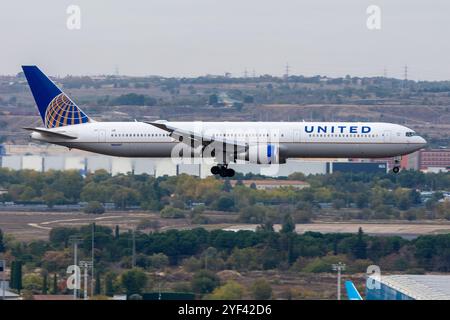 Madrid Barajas Airport. United Airlines Boeing 767 airliner landing. Stock Photo