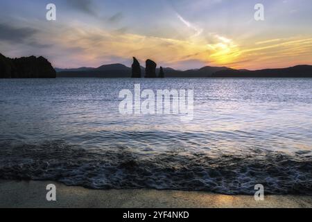 Kamchatka seascape: picturesque view of sunset over Three Brothers Rocks in Avacha Bay (Avachinskaya Bay) . Kamchatka Peninsula, Russian Far East, Pac Stock Photo