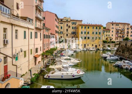 In der Altstadt im Stadtviertel Venezia Nuova das von Kanälen druchzogen ist, liegen zahlreiche Boote im Wasser. Livorno, Toscana, Italien. In der Altstadt von Livorno *** In the old town in the Venezia Nuova district, which is criss-crossed by canals, numerous boats are moored in the water Livorno, Tuscany, Italy In the old town of Livorno Stock Photo