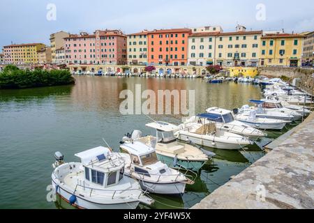 In der Altstadt im Stadtviertel Venezia Nuova das von Kanälen druchzogen ist, liegen zahlreiche Boote im Wasser. Livorno, Toscana, Italien. In der Altstadt von Livorno *** In the old town in the Venezia Nuova district, which is criss-crossed by canals, numerous boats lie in the water Livorno, Tuscany, Italy In the old town of Livorno Stock Photo