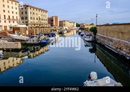 In der Altstadt im Stadtviertel Venezia Nuova das von Kanälen druchzogen ist, liegen zahlreiche Boote im Wasser. Livorno, Toscana, Italien. In der Altstadt von Livorno *** In the old town in the Venezia Nuova district, which is criss-crossed by canals, numerous boats are moored in the water Livorno, Tuscany, Italy In the old town of Livorno Stock Photo