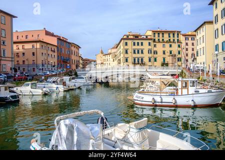 In der Altstadt im Stadtviertel Venezia Nuova das von Kanälen druchzogen ist, liegen zahlreiche Boote im Wasser. Livorno, Toscana, Italien. In der Altstadt von Livorno *** In the old town in the Venezia Nuova district, which is criss-crossed by canals, numerous boats lie in the water Livorno, Tuscany, Italy In the old town of Livorno Stock Photo